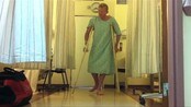 Her er Ullevålseter etter operasjonen - Motorsyklisten Pål Anders Ullevålseter ble natt fredag til operert for brudd i lårbeinet. Den tøffe 44-åringen vil komme raskt tilbake, og begynte opptreningen i sykehusgangene bare timer etterpå.