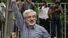 Den tapande presidentkandidaten Mir Hossein Mousavi nektar å gi opp kampen. (Foto: STRINGER/IRAN/REUTERS)