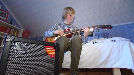 Ottar Østvik med elgitar (Foto: Njord Røv/NRK)