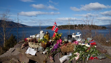 Minnestein ved Utvika på landsida ved Utøya 1. april 2012 (Foto: Øyvind Bye Skille/NRK) Minnestein ved Utvika på landsida ved Utøya 1. april 2012 (Foto: Øyvind Bye Skille/NRK)