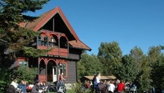 Yrende liv på Sæteren Gård.