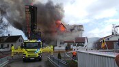 Brann i kafé i Hurum - Kraftig brann i bygningen som huser restaurant Losen på Sætre i Hurum.