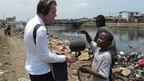 Programskaper Jens Jarisch i søppelbyen Accra, Ghana. (NRK)