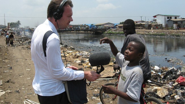 Programskaper Jens Jarisch i søppelbyen Accra, Ghana. (NRK)