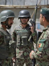 Afghanske sikkerhetsvakter står foran forsvarsdepartementet i Kabul. (Foto: Kamran Jebreili/Ap) Afghanske sikkerhetsvakter står foran forsvarsdepartementet i Kabul. (Foto: Kamran Jebreili/Ap)