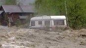 Campingvogn tas av vannmassene på Kvam - Se de dramatiske bildene av hvordan en campingvogn tas av vannmassene på Kvam i Nord-Fron kommune i Gudbrandsdalen.