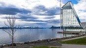 Hotell Seilet i Molde med gjenspeiling av romsdalsalpene i vinduene 
