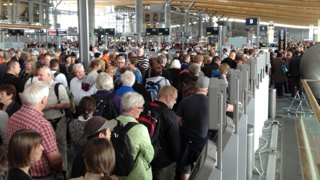 Kø på Gardermoen (Foto: Martin Steinholt /NRK) Kø på Gardermoen (Foto: Martin Steinholt /NRK)