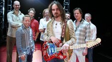 Skjalg Raaen med spesialbestilt gitar til Hair (Foto: Ole Jørgen Finnes/NRK) Skjalg Raaen med spesialbestilt gitar til Hair (Foto: Ole Jørgen Finnes/NRK)