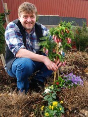 Gartner og lærer Anders Nordrum (Foto: Yngve Tørrestad/NRK) Gartner og lærer Anders Nordrum (Foto: Yngve Tørrestad/NRK)