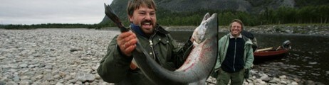 Drømmefiske i Altaelva for to familier som har fisket sammen i 35 år. (Foto: Bjørn Erik Rygg Lunde, VG) Drømmefiske i Altaelva for to familier som har fisket sammen i 35 år. (Foto: Bjørn Erik Rygg Lunde, VG)