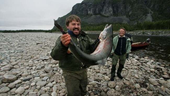 Drømmefiske i Altaelva for to familier som har fisket sammen i 35 år. (Foto: Bjørn Erik Rygg Lunde, VG) Drømmefiske i Altaelva for to familier som har fisket sammen i 35 år. (Foto: Bjørn Erik Rygg Lunde, VG)