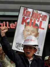 - Drep Kim Jong-un, står det på denne plakaten i Seoul. (Foto: Lee Jin-man/Ap) - Drep Kim Jong-un, står det på denne plakaten i Seoul. (Foto: Lee Jin-man/Ap)
