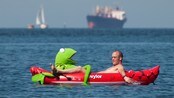 Mann og Kermit padler