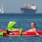 GODT SELSKAP: En mann kjøler seg ned sammen med frosken Kermit under steikende sol i Vancouver.