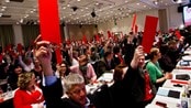 Stridens olje under Lofothavet - Sosialistisk Venstreparti (SV) er uenig med Arbeiderpartiet (AP) i oljepolitikken. SV vil frede Lofoten, Vesterålen og Senja av miljøhensyn, mens Arbeiderpartiet har vedtatt å undersøke om det er forsvarlig å letebore i havet utenfor disse nordnorske kystsamfunnene.

Senterpartiet (SP), Venstre (V) og Kristelig Folkeparti (KrF) er i likhet med SV motstandere av slik konsekvensanalyse. Men de er små partier som ikke får nok stemmer til å føre politikken sin ut i livet alene.

Hvis den rødgrønne regjeringa vinner stortingsvalget i 2013, kan AP kanskje få mye motstand i denne saken fra regjeringspartnerne SV og SP.

Alle de tre største norske politiske partiene (Høyre, Arbeiderpartiet, Fremskrittspartiet) er positive til å undersøke oljeutvinning utenfor Lofoten og Vesterålen. Om vi får en borgerlig regjering etter valget i 2013, blir det Høyre og FrP som bestemmer oljepolitikken i nord.

