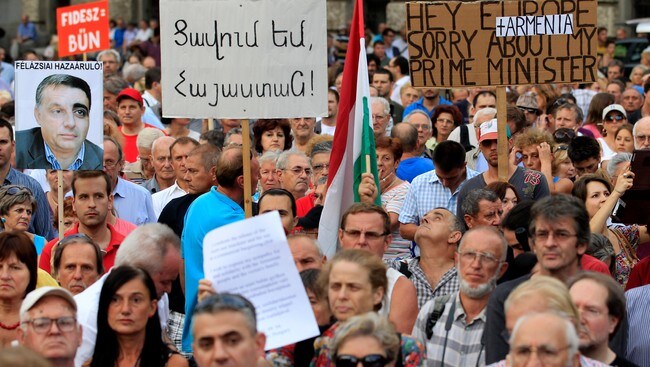 Store protestar også i Budapest. (Foto: LASZLO BALOGH/Reuters) Store protestar også i Budapest. (Foto: LASZLO BALOGH/Reuters)