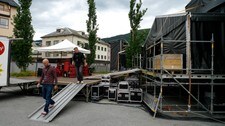 Alt er klart for festivalhelg på Åndalsnes. (Foto: Pål Kristian Lindseth/NRK) Alt er klart for festivalhelg på Åndalsnes. (Foto: Pål Kristian Lindseth/NRK)