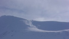 Nesten oppe, med Lønstinden i bakgrunnen.