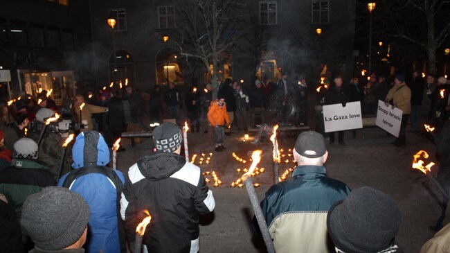 Demonstrasjon mot krigen i Gaza på Hønefoss (Foto: Odd Vegard Kandal/NRK) Demonstrasjon mot krigen i Gaza på Hønefoss (Foto: Odd Vegard Kandal/NRK)