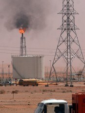 Oljeutvinning ved Khurais, 9 mil sørøst for Riydadh i Saudi Arabia (Foto: Hasan Jamali/Scanpix/AP) Oljeutvinning ved Khurais, 9 mil sørøst for Riydadh i Saudi Arabia (Foto: Hasan Jamali/Scanpix/AP)