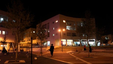 Ein ultraortodoks jødisk mann fotografert i busetjinga Ramat Sholmo. (Foto: Tara Todras-Whitehill/Scanpix/AP) Ein ultraortodoks jødisk mann fotografert i busetjinga Ramat Sholmo. (Foto: Tara Todras-Whitehill/Scanpix/AP)
