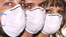 Mennesker med maske (Foto: PHILIPPE HUGUEN /Scanpix/AFP)