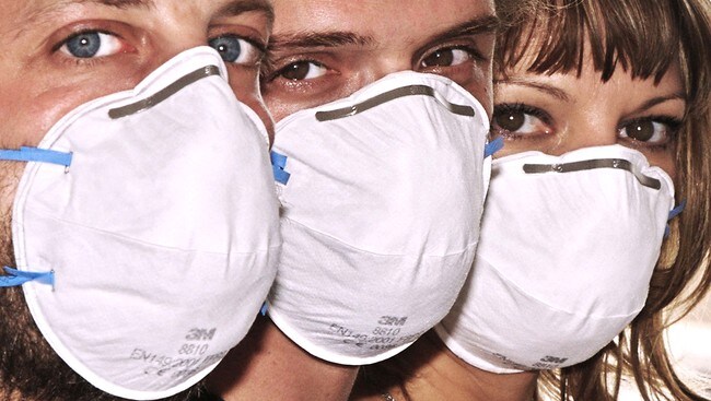 Mennesker med maske (Foto: PHILIPPE HUGUEN/Scanpix/AFP)