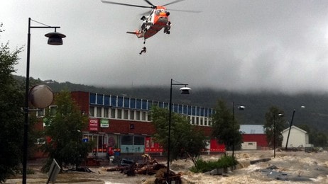 Helikopter evakuerer - flom i Ålen (Foto: Per Magne Moan, Nea radio)