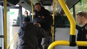 Politiøvelse på bussen (Foto: Marthe Kindervaag/NRK) Politiøvelse på bussen (Foto: Marthe Kindervaag/NRK)