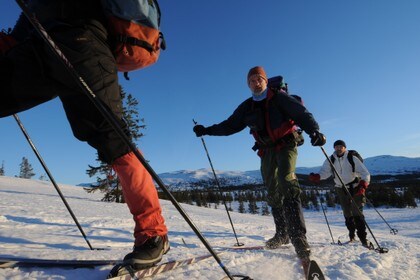 Erik Stabell og Roar Nålsund i Trondhjems Turistforening forserer bakkene på vei fra Schultzhytta i Roltdalen.