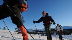 Erik Stabell og Roar Nålsund i Trondhjems Turistforening forserer bakkene på vei fra Schultzhytta i Roltdalen.