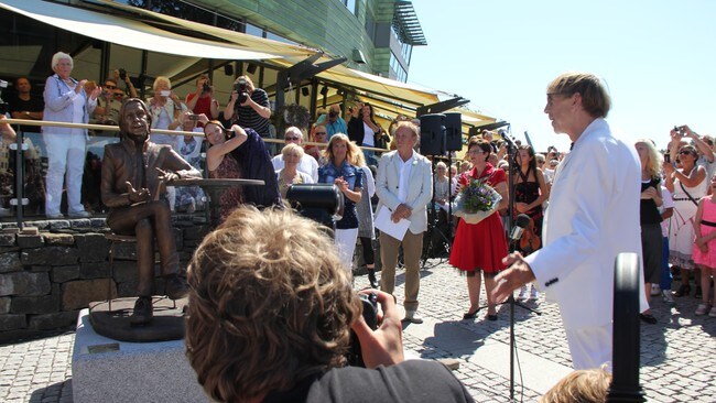 Jahn Teigen får statue av seg selv (Foto: Fredrik Hansen/NRK) Jahn Teigen får statue av seg selv (Foto: Fredrik Hansen/NRK)