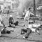 1965: Skadde vietnamesere ligger på bakken etter en bombeeksplosjon utenfor den amerikanske ambassaden i Saigon.  