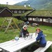 Frokost ved Skogadalsbøen. f.v Silje Flatabø og Anette Heggøy.
