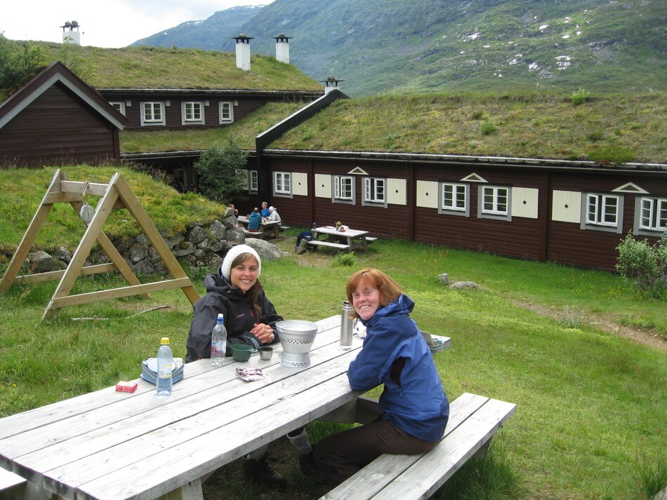 Frokost ved Skogadalsbøen. f.v Silje Flatabø og Anette Heggøy.