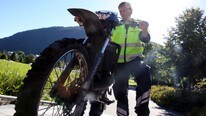 Kristian Sæbø ved Statens Vegvesen trillar ein konfiskert moped. (Foto: Oddleif Løset/NRK)