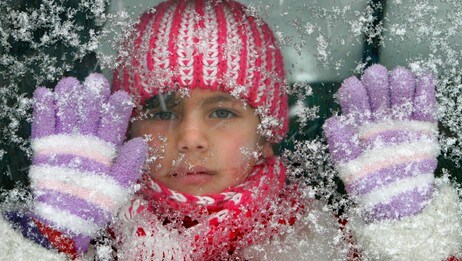 Jente i kulde (Foto: NAYEF HASHLAMOUN/REUTERS) Jente i kulde (Foto: NAYEF HASHLAMOUN/REUTERS)