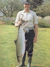 Kong Harald med laks i Lærdal (Frå boka Sportsfiske i Lærdal)