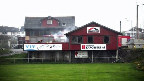 Brann i idrettshuset ved Ferkingstad på Karmøy (Foto: Kristian Eidesvik) Brann i idrettshuset ved Ferkingstad på Karmøy (Foto: Kristian Eidesvik)