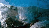 Store mengder smeltevatn har laga ein katedral under brefronten på Nigardsbreen.
