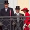 Kong Harald og dronning Sonja på slottsvalkongen. Bak står informasjonsrådgiver på Slottet Sven Gj. Gjeruldsen.