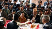 Tilgengjarar har samla seg rundt båra til Girija Koirala i Katmandu. (Foto: Pradeep Shrestha/Scanpix/AP)