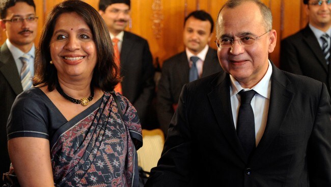 PAKISTAN-INDIA/ Pakistani FM Bashir shakes hands with his Indian counterpart Rao before a meeting at the Pakistan Foreign Ministry in Islamabad (Foto: Amir Qureshi/Reuters) PAKISTAN-INDIA/ Pakistani FM Bashir shakes hands with his Indian counterpart Rao before a meeting at the Pakistan Foreign Ministry in Islamabad (Foto: Amir Qureshi/Reuters)