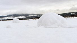 Vinden trillet snøballer på Mjøsisen ved Gjøvik - Foto: Arvid Torsgard/NRK