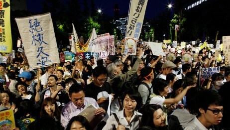 Demonstrasjon i Tokyo mot start av atomreaktorer (Foto: Toru Hanai/Reuters) Demonstrasjon i Tokyo mot start av atomreaktorer (Foto: Toru Hanai/Reuters)