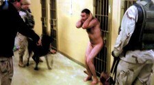Bilde av en fange i Abu Ghraib i Irak (Foto: -/AFP)