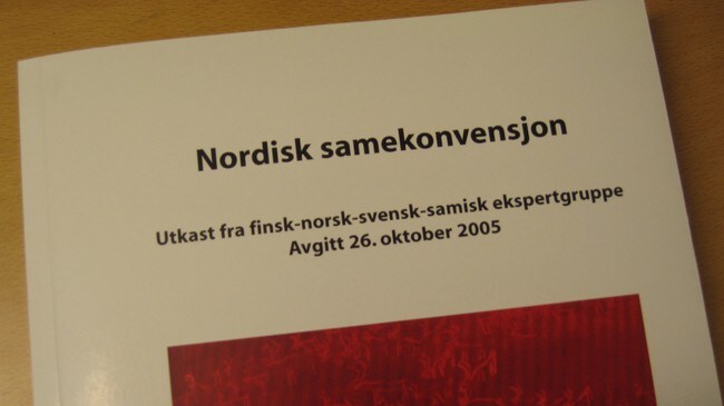 Utkast til nordisk samekonvensjon (Foto: Åse Pulk/NRK) Utkast til nordisk samekonvensjon (Foto: Åse Pulk/NRK)