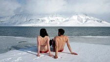 Soler seg i Arktis (Foto: Francois Lenoir/REUTERS)