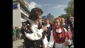 RETRO: Nasjonaldag i strålande sol - Sjå 17. mai-innslaget frå 1994 – Her blir den framtidige skodespelaren tilfeldigvis intervjua i 17. mai toget i Stavanger.